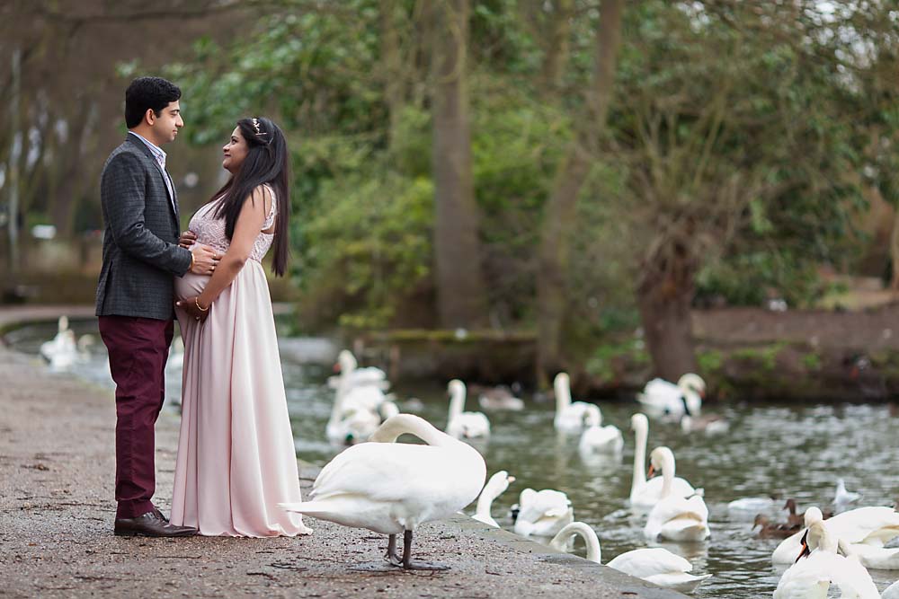 Beautiful outdoor maternity photo shoot in Windsor, Berkshire